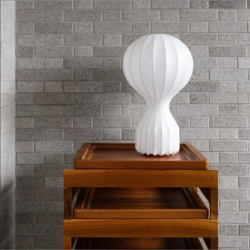 Cacoon designlampa i silke med mjukt ljus