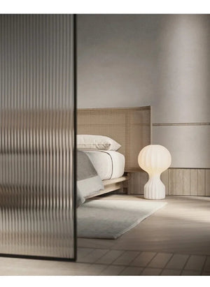 Cacoon bordslampa med skulptural silkesform