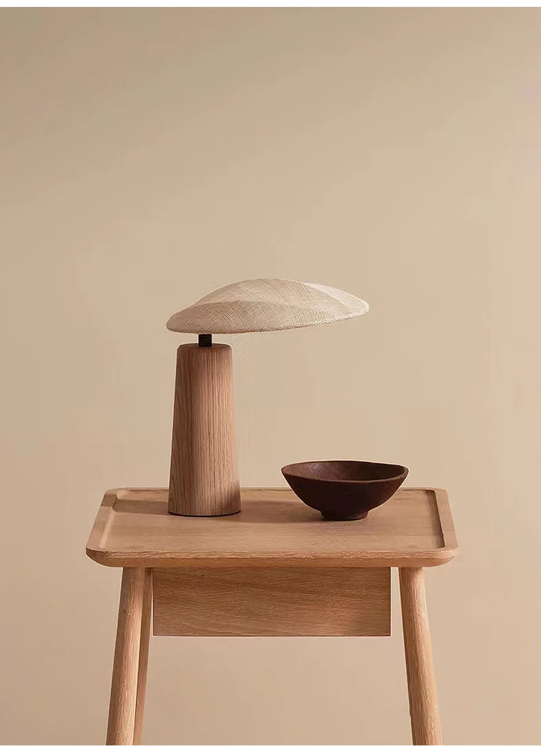 Hikari japansk bordslampa placerad på bord