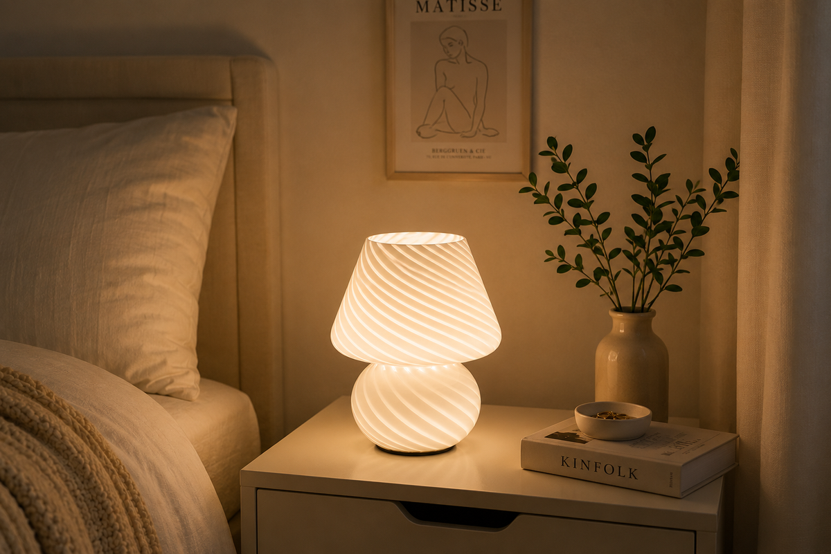 Vit Lunaire bordslampa på sängbord