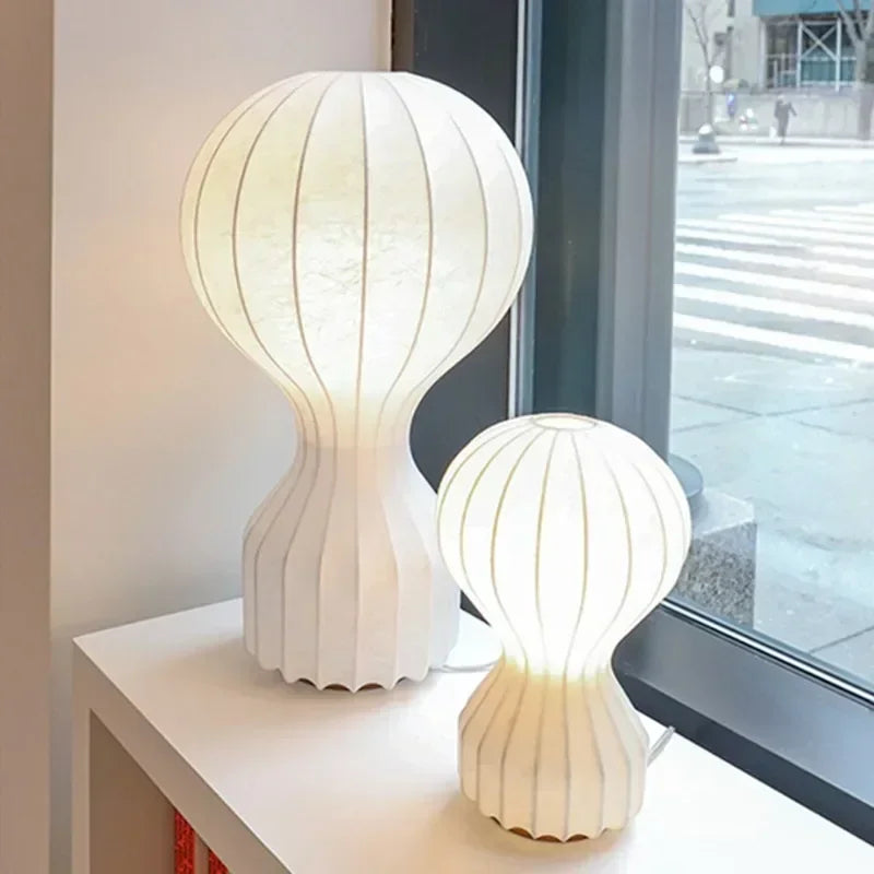 Cacoon bordslampa i vitt silke – detalj