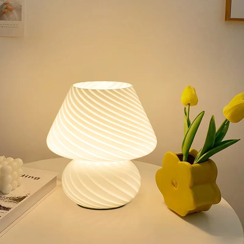 Vit Lunaire bordslampa bredvid blommor