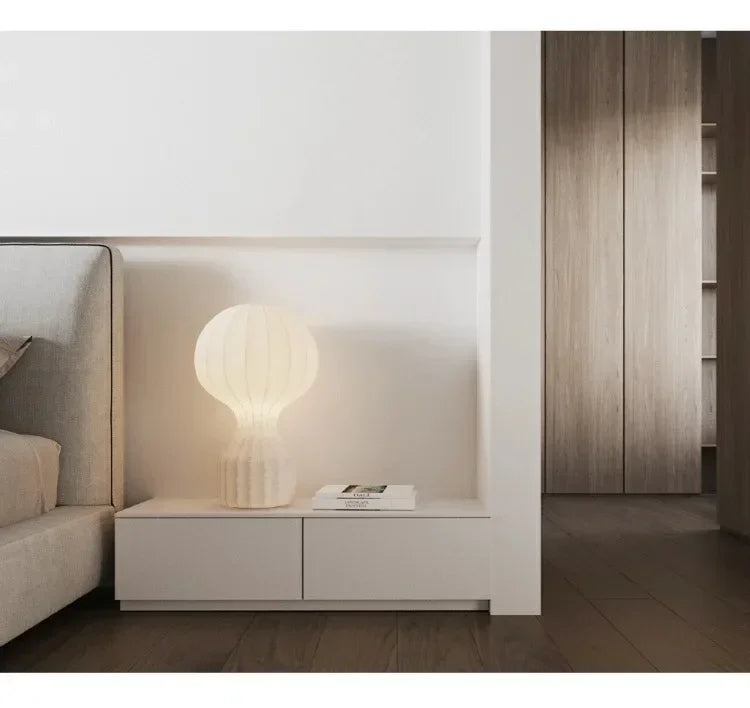 Cacoon bordslampa i sovrum
