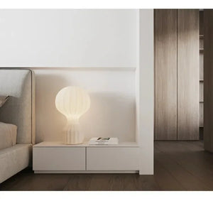 Cacoon bordslampa i sovrum