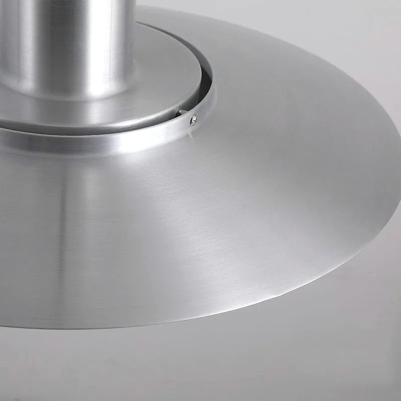 Närbild på aluminiumfinishen på Forma pendellampa