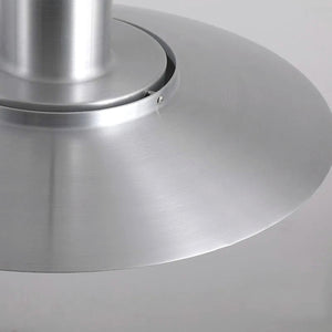 Närbild på aluminiumfinishen på Forma pendellampa