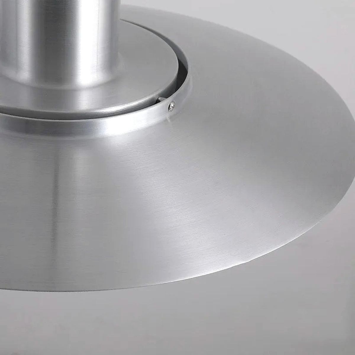 Närbild på aluminiumfinishen på Forma pendellampa