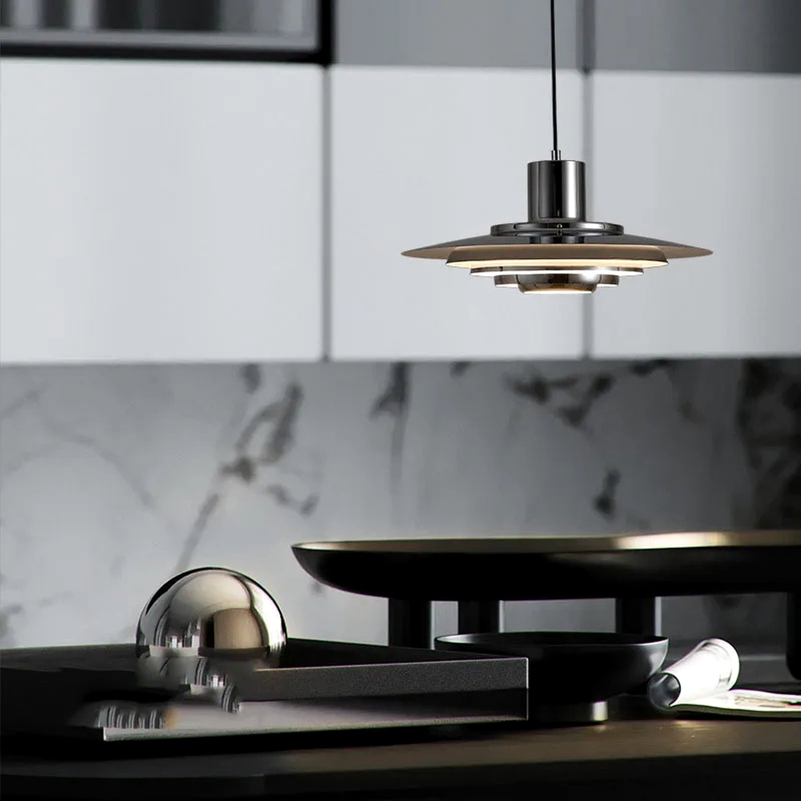 Forma pendellampa i silver i ett modernt kök