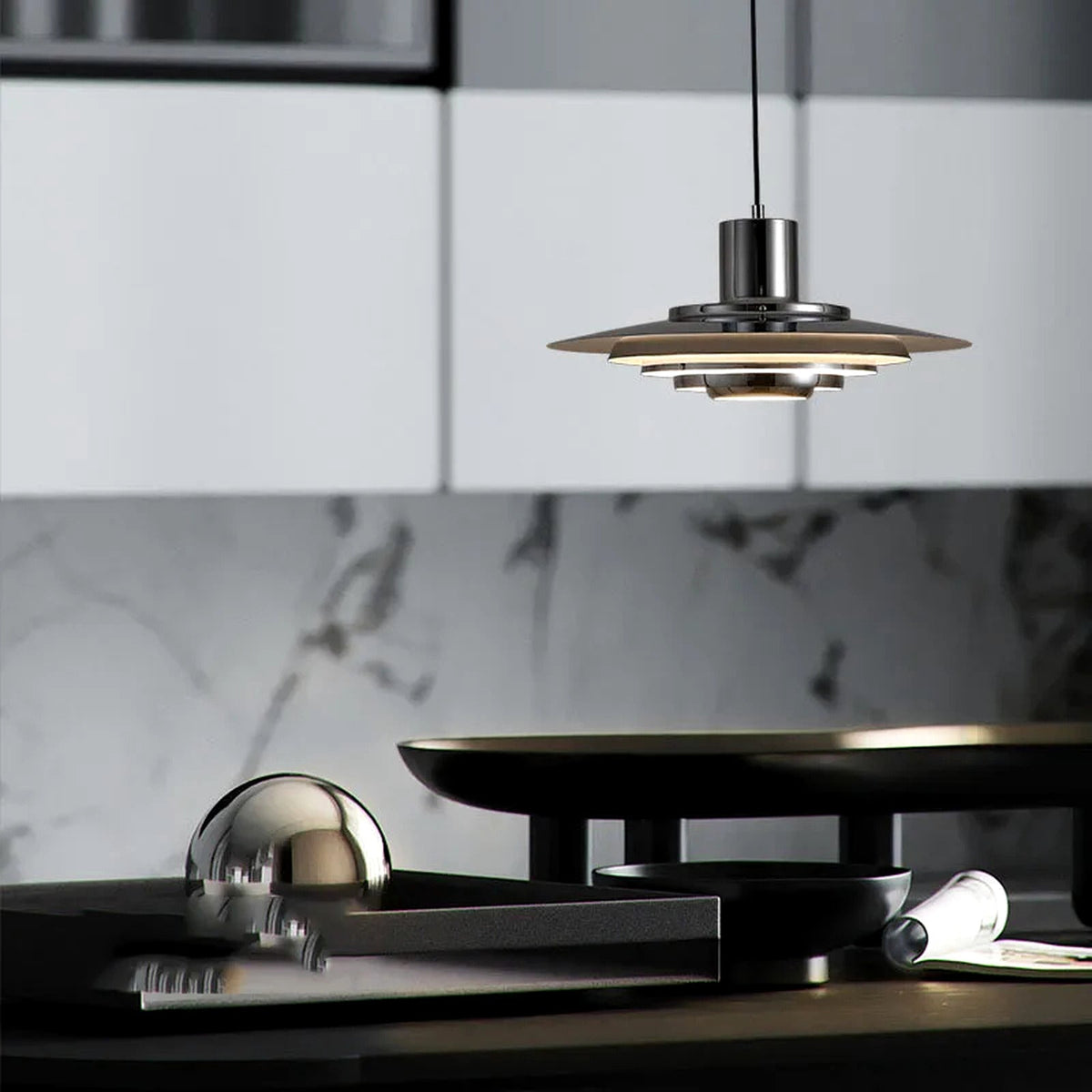Forma pendellampa i silver i ett modernt kök