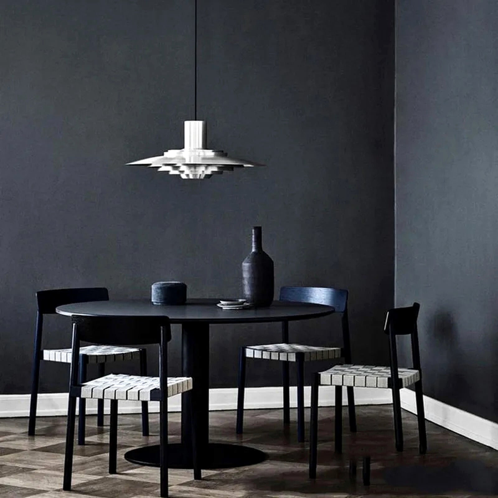 Forma pendellampa i silver i en mörk skandinavisk matplats