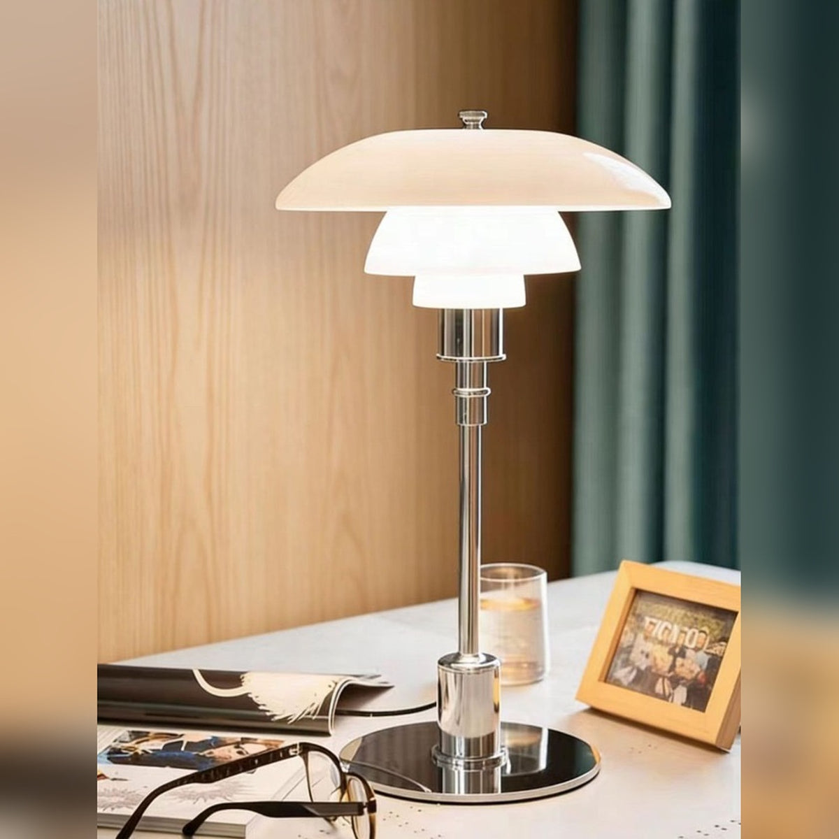 Liora bordslampa i krom i miljö, kvadratisk produktbild