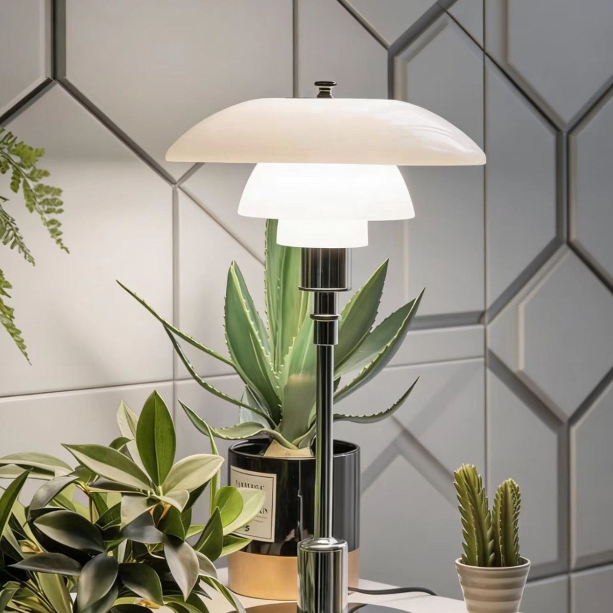 Liora bordslampa i krom med växter, kvadratisk produktbild