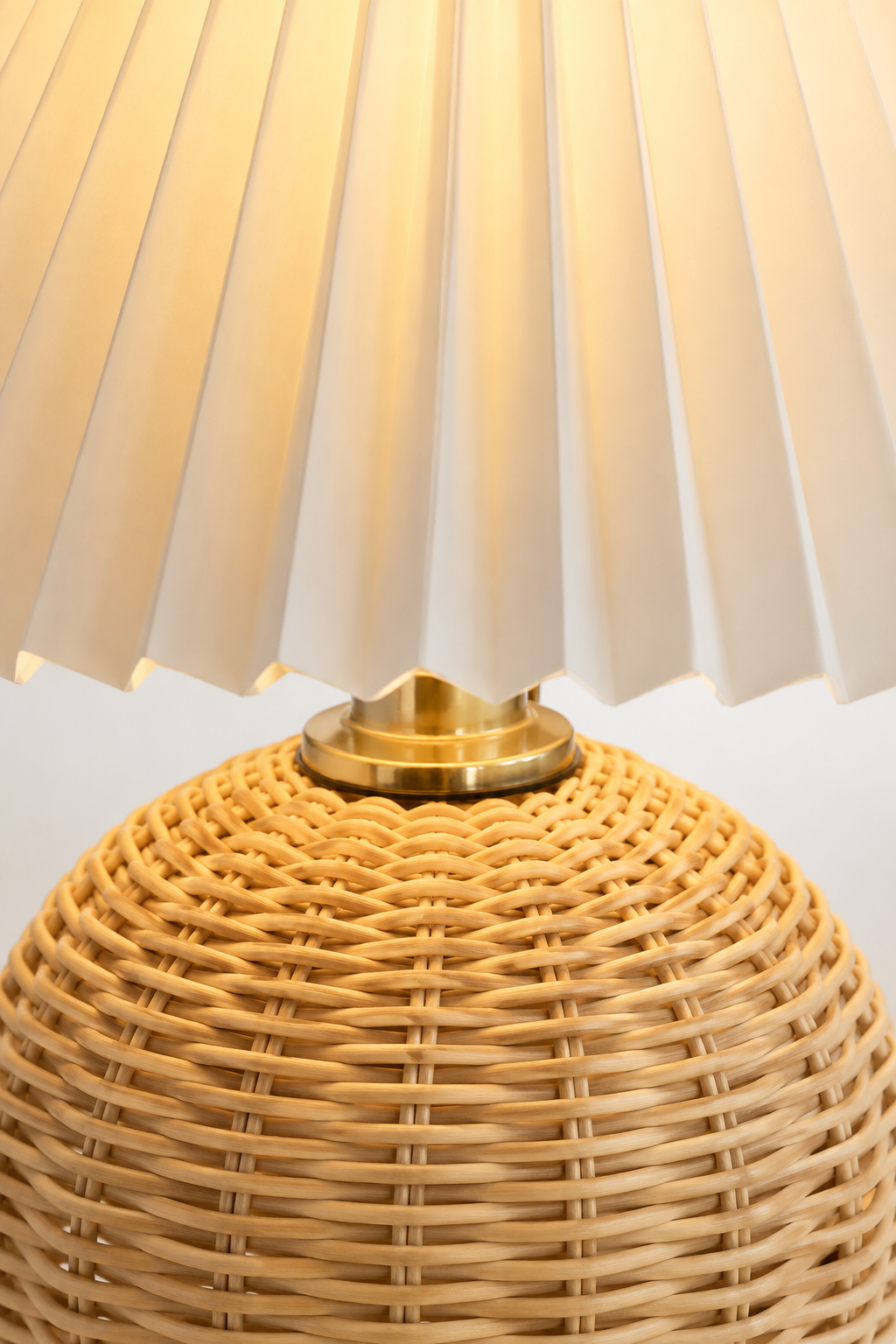 Närbild på Lunea bordslampa i rotting