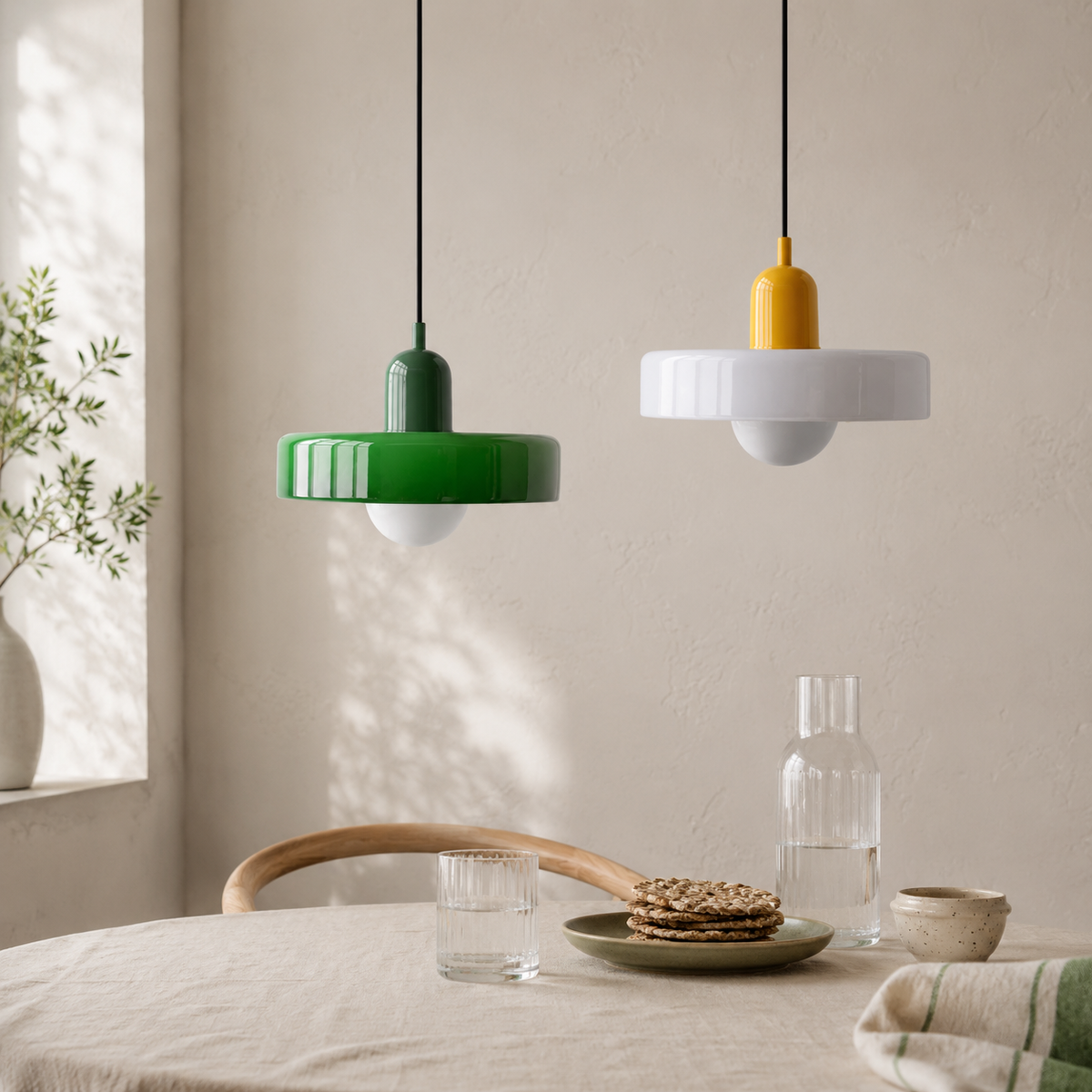 Retro Bauhaus taklampa vid köksbord två olika färger