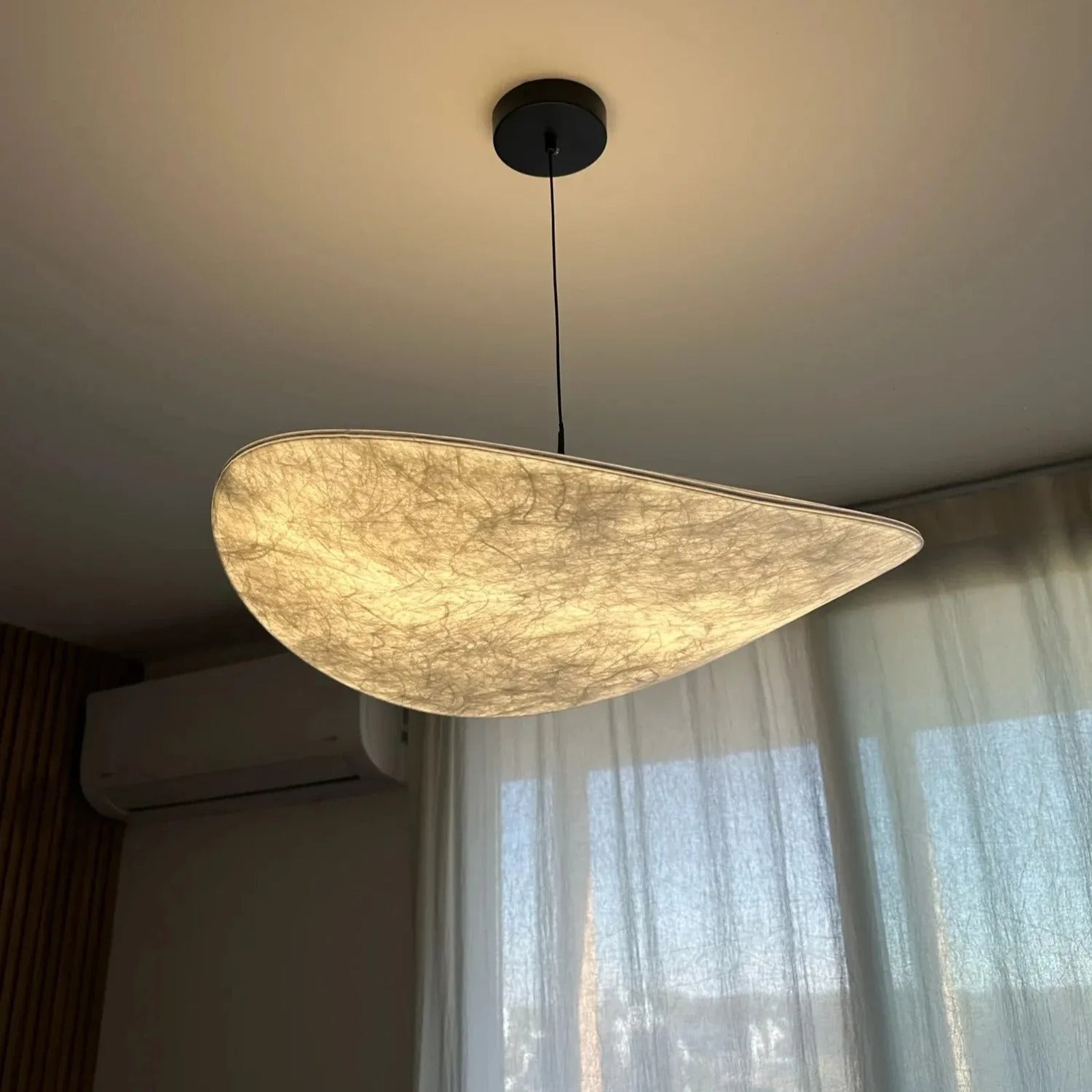 Silea pendellampa tänd i hemmiljö