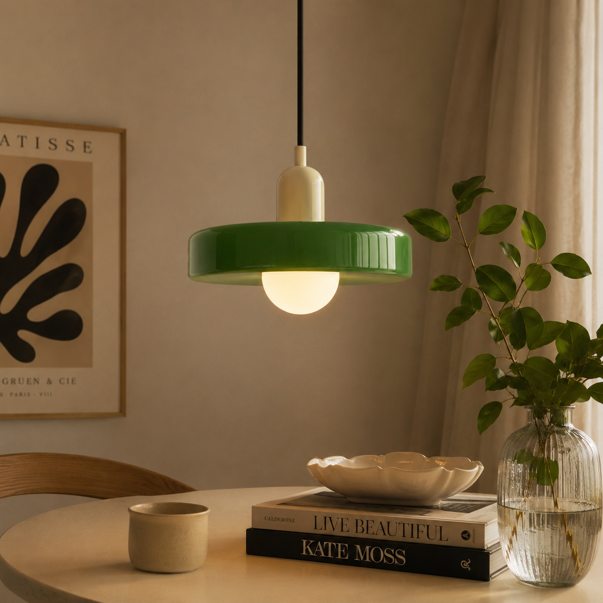 Retro Bauhaus taklampa vid köksbord