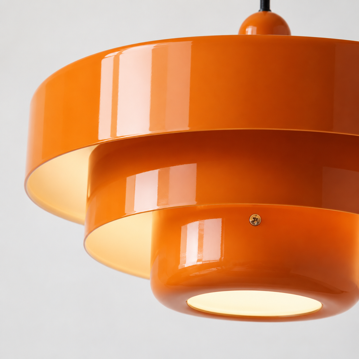 Närbild på Valencia pendellampa med blank metallfinish