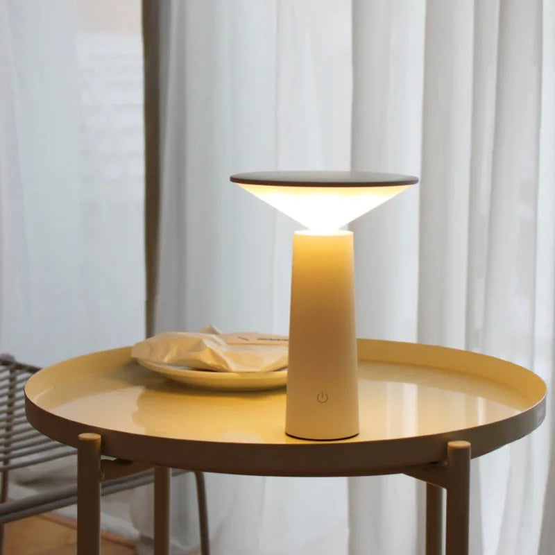 Soléa dimbar bordslampa på bord