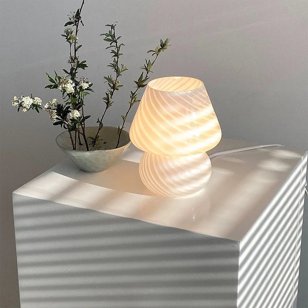 Vit Lunaire bordslampa placerad på bord