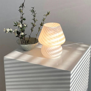 Vit Lunaire bordslampa placerad på bord